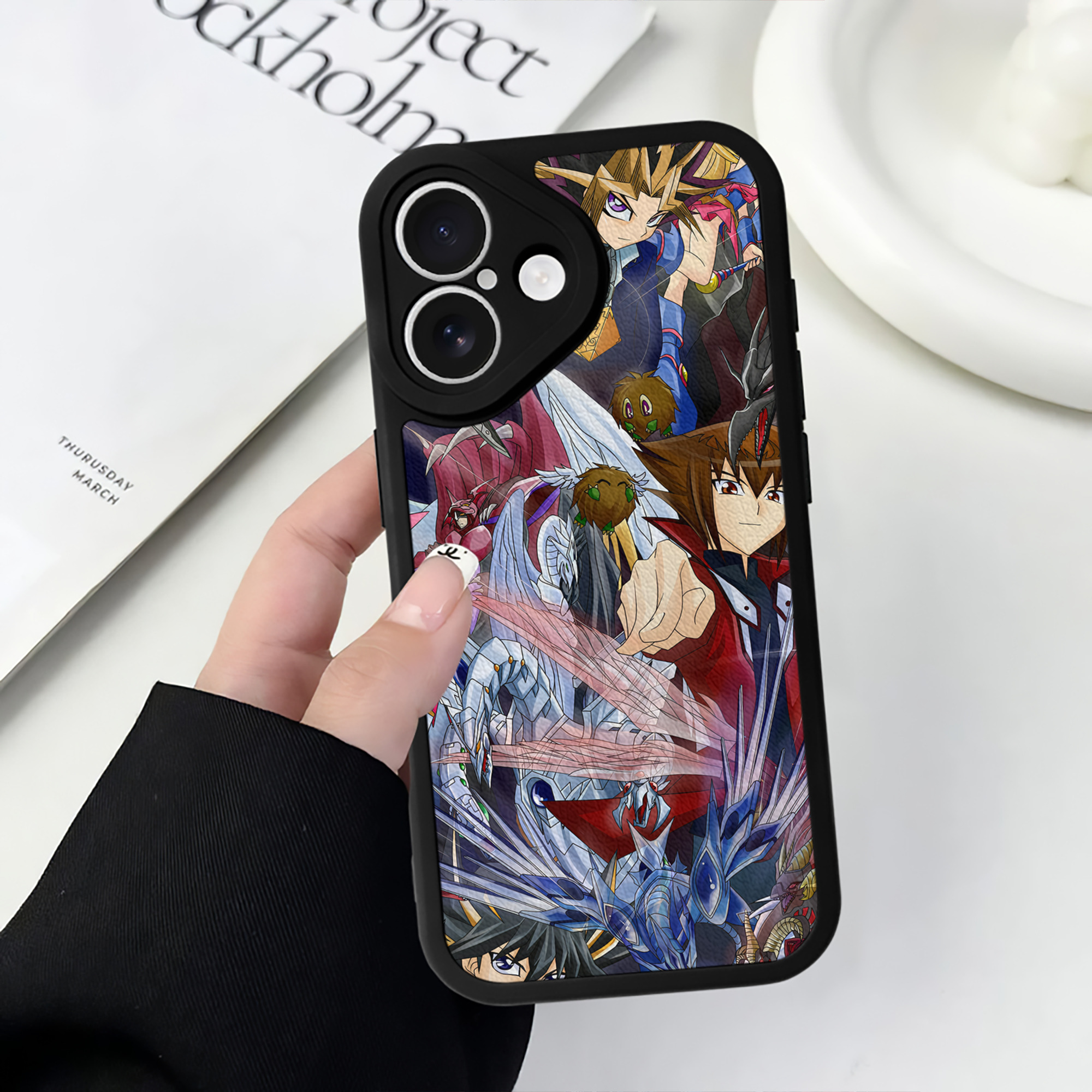 （画像用） 遊☆戯☆王 Yu-Gi-Oh! 【iPhone 16シリーズ対応】シリコンスマホケース（レザー調） 材質：シリコン